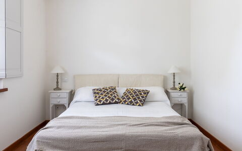 La Casetta 12: Bed, Meubilair, Slaapkamer, Bedding, Laken, Interieur Ontwerp, Muur, Hout, Linens, Verdieping