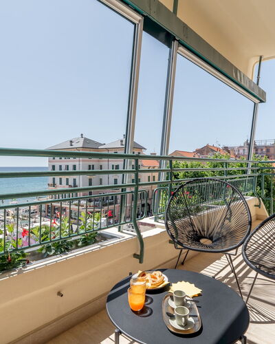 Dimora Mareblu 6: Balkon, Appartement, Stoel, Buitenmeubels, Kamerplant, Buitentafel, Toevlucht, Hotel, Koffietafel, Eco Hotel