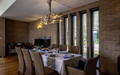 Villa Amyra 6+2: Muur, Meubilair, Hout, Interieur Ontwerp, Plafond, Lichte Inrichting, Eetkamer, Kroonluchter, Verlichting, Keuken En Eettafel