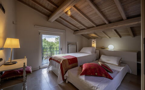 Villa Sparta 8+2: Meubilair, Muur, Interieur Ontwerp, Slaapkamer, Bed, Verdieping, Flooring, Huis, Plafond, Kamer