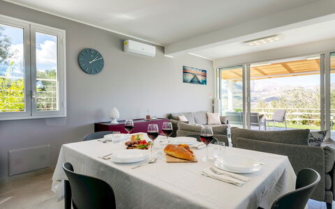 Villa dei Sospiri 4: Meubilair, Stoel, Tafel, Interieur Ontwerp, Keuken En Eettafel, Plafond, Schaduw, Restaurant, Eetkamer, Kamerplant