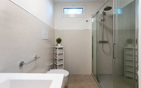 Villa dei Sospiri 4: Badkamer, Flooring, Loodgieterswerkinrichting, Interieur Ontwerp, Verdieping, Muur, Toilet, Wastafel In De Badkamer, Badkamerkast, Kraan