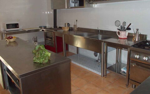 Villa Arbeio 8+6: Toestel Van De Keuken, Keuken, Major Appliance, Countertop, Gootsteen, Flooring, Fornuis, Wastafel, Fornuis, Loodgieterswerkinrichting