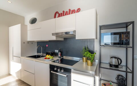 Aurora 2+2: Keuken, Toestel Van De Keuken, Countertop, Cabinetry, Major Appliance, Interieur Ontwerp, Fornuis, Meubilair, Huishoudapparatuur, Flooring