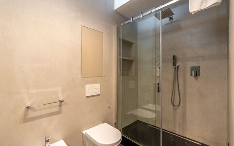 Aurora 2+2: Badkamer, Flooring, Loodgieterswerkinrichting, Muur, Verdieping, Interieur Ontwerp, Loodgieter, Spiegel, Kraan, Toilet