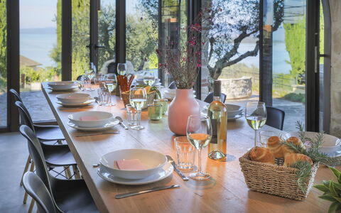 Casa dei Fiamminghi 10+2: Meubilair, Tableware, Tafel, Eetkamer, Stoel, Keuken En Eettafel, Glaswerk, Interieur Ontwerp, Verlichting, Serveware