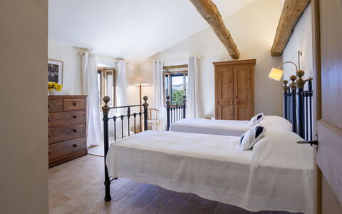 Casale la Cascina 8: Meubilair, Bed, Slaapkamer, Interieur Ontwerp, Bedding, Laken, Bed Frame, Huis, Linens, Flooring