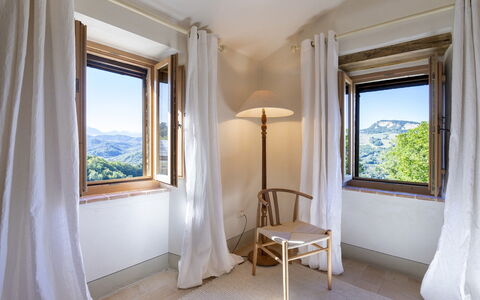 Casale la Cascina 8: Interieur Ontwerp, Plafond, Gordijn, Venster Behandeling, Daylighting, Hardwood, Beits, Linens, Villa, Balkon