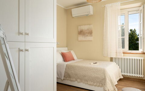 Villino Ariachiara 6: Meubilair, Interieur Ontwerp, Muur, Slaapkamer, Bed, Verdieping, Flooring, Hout, Kamer, Textiel