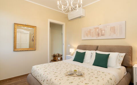 Villino Ariachiara 6: Meubilair, Bed, Interieur Ontwerp, Slaapkamer, Muur, Verdieping, Hout, Kamer, Flooring, Plafond