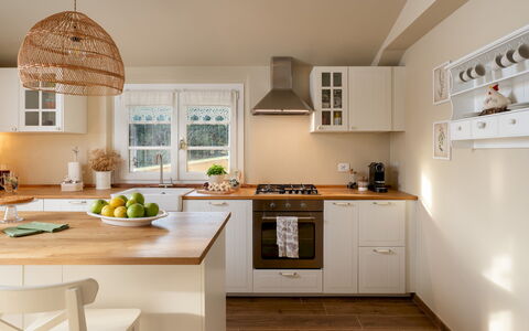Villino Ariachiara 6: Meubilair, Keuken, Countertop, Cabinetry, Toestel Van De Keuken, Interieur Ontwerp, Flooring, Hout, Lichte Inrichting, Huishoudapparatuur