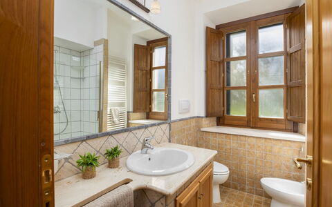 Villa Cusano 18: Wastafel In De Badkamer, Loodgieterswerkinrichting, Wastafel, Badkamer, Flooring, Interieur Ontwerp, Verdieping, Kraan, Plafond, Badkamerkast