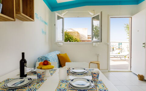 Casetta del Pescatore 4: Meubilair, Interieur Ontwerp, Huis, Stoel, Appartement, Beits, Keuken En Eettafel, Kamerplant, Verf, Balkon