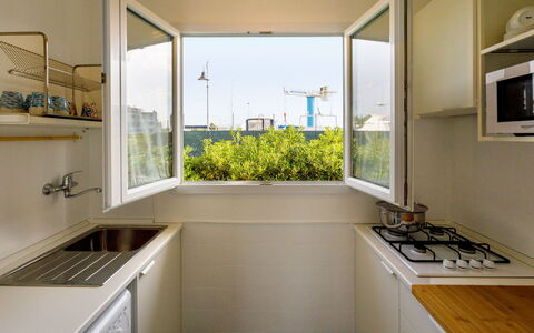 Casetta del Pescatore 4: Keuken, Major Appliance, Toestel Van De Keuken, Appartement, Countertop, Glas, Ontwerp, Beits, Gootsteen, Daylighting