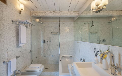 Casa Sant'Elia 7+3: Badkamer, Loodgieterswerkinrichting, Flooring, Interieur Ontwerp, Verdieping, Kraan, Wastafel In De Badkamer, Wastafel, Plafond, Spiegel