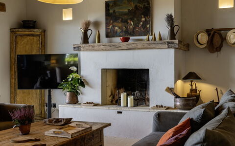 I Tramonti 10+2: Meubilair, Muur, Interieur Ontwerp, Hout, Woonkamer, Flooring, Kamer, Haard, Verlichting, Tafel