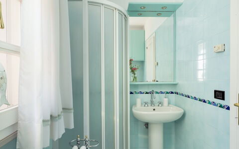 Villa Perelle 8: Blauw, Badkamer, Loodgieterswerkinrichting, Interieur Ontwerp, Flooring, Verdieping, Loodgieter, Kraan, Wastafel In De Badkamer, Wastafel