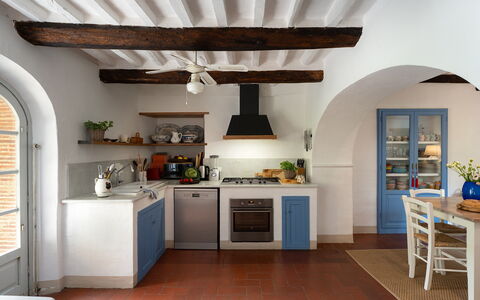 Villa delle Silerchie 10: Meubilair, Keuken, Interieur Ontwerp, Flooring, Toestel Van De Keuken, Huis, Countertop, Cabinetry, Verdieping, Stoel