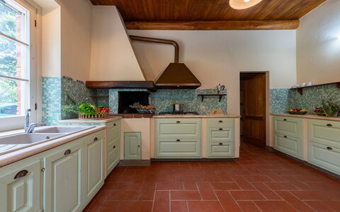 Sangiovese 14: Keuken, Countertop, Interieur Ontwerp, Cabinetry, Hout, Flooring, Toestel Van De Keuken, Plafond, Kamer, Meubilair