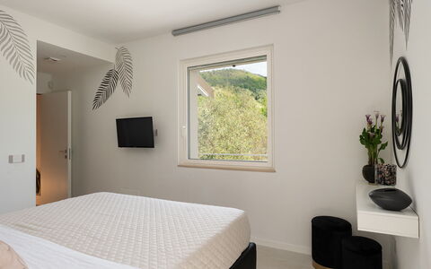 Villa Lunezia 6: Bed, Meubilair, Interieur Ontwerp, Slaapkamer, Muur, Bedding, Laken, Hout, Huis, Plafond