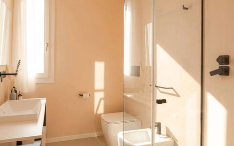 Villa Oxa 12+2: Flooring, Muur, Loodgieterswerkinrichting, Badkamer, Verdieping, Wastafel In De Badkamer, Interieur Ontwerp, Wastafel, Toilet, Loodgieter