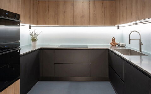 Villa Oxa 12+2: Hout, Keuken, Interieur Ontwerp, Toestel Van De Keuken, Flooring, Plafond, Countertop, Cabinetry, Lichte Inrichting