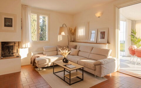 Villa Oxa 12+2: Meubilair, Interieur Ontwerp, Flooring, Bankstel, Verdieping, Muur, Woonkamer, Kamer, Hout, Tafel