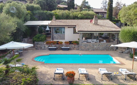 Villa Althaea 6: Zwembad, Toevlucht, Thermae, Buitenmeubels, Eco Hotel, Waterpartij, Hacienda, Villa, Ligstoel, Landgoed