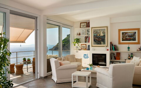 Villa Il Faro 10: Meubilair, Interieur Ontwerp, Flooring, Tafel, Verdieping, Stoel, Hout, Bankstel, Kamer, Woonkamer