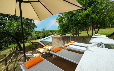 Villa Il Ritiro 8: Buitenmeubels, Zwembad, Ligstoel, Meubilair, Paraplu, Toevlucht, Tuin, Eco Hotel, Schaduw, Stoel