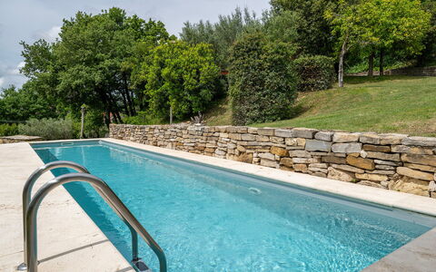 Villa Il Ritiro 8: Zwembad, Samengesteld Materiaal, Tuin, Stenen Muur, Waterpartij, Landscaping, Flagstone, Backyard