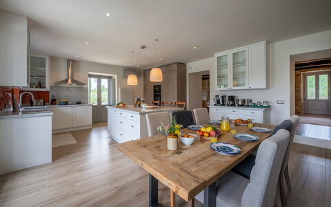 Tenuta Santa Cristina 10: Meubilair, Interieur Ontwerp, Flooring, Keuken, Countertop, Hout, Keuken En Eettafel, Verdieping, Plafond, Stoel