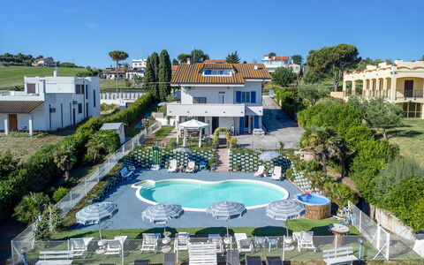 Villa Alma 8+2: Zwembad, Toevlucht, Buitenmeubels, Paraplu, Landgoed, Badplaats, Hotel, Villa, Eco Hotel, Ligstoel