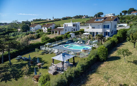 Villa Alma 8+2: Zwembad, Toevlucht, Buitenmeubels, Paraplu, Vogelperspectief, Vrije Tijd, Ligstoel, Luchtfotografie, Landgoed, Badplaats