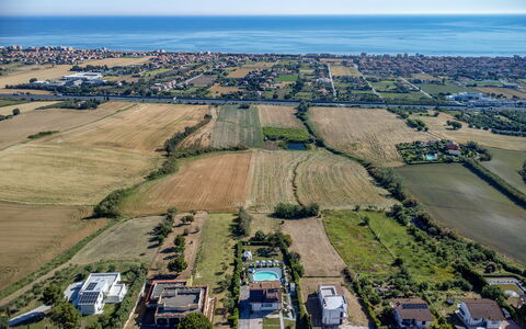Villa Alma 8+2: Dag, Vogelperspectief, Luchtfotografie, Landschap, Woongebied, Horizon, Plain, Stedelijk Ontwerp, Land Lot, Voorstad