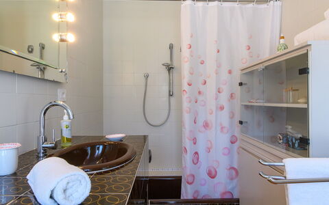 Villa Alma 8+2: Interieur Ontwerp, Badkamer, Loodgieterswerkinrichting, Kraan, Loodgieter, Wastafel In De Badkamer, Flooring, Gordijn, Verlichting, Wastafel