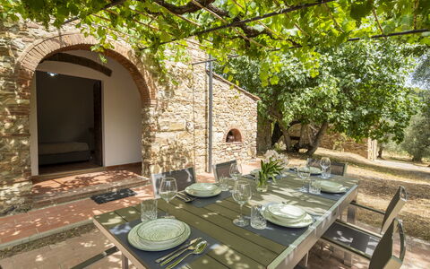 Casale le Lupe Apartments: Muur, Boog, Steen, Hacienda, Metselwerk, Tuin, Stenen Muur, Binnenplaats, Villa,  Passage\