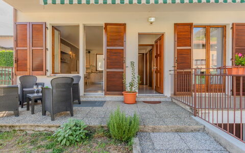 Casa Burli: Deur, Verdieping, Appartement, Balkon, Kamerplant, Beits, Bloempot, Veranda, Schaduw, Hardwood