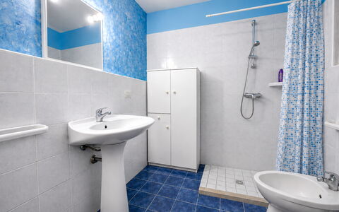 Villa Patrizia: Blauw, Loodgieterswerkinrichting, Flooring, Badkamer, Verdieping, Wastafel, Wastafel In De Badkamer, Tegel, Loodgieter, Interieur Ontwerp