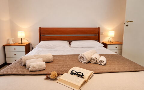 Villa Patrizia: Meubilair, Slaapkamer, Bed, Interieur Ontwerp, Laken, Verdieping, Bed Frame, Bedding, Kamer, Appartement