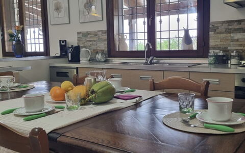 Villa Patrizia: Meubilair, Interieur Ontwerp, Hout, Tafel, Flooring, Keuken En Eettafel, Stoel, Eetkamer, Countertop, Tableware