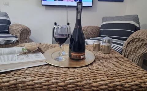 Villa Patrizia: Meubilair, Tableware, Drinkware, Fles, Tafel, Serveware, Voedsel, Glazen Fles