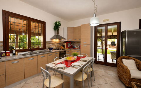 Villa Patrizia: Meubilair, Interieur Ontwerp, Keuken, Flooring, Countertop, Stoel, Hout, Keuken En Eettafel, Tafel, Huis