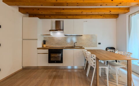 Rugia: Meubilair, Interieur Ontwerp, Flooring, Verdieping, Houten Vloer, Hout, Plafond, Kamer, Countertop, Keuken