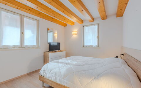 Rugia: Muur, Hout, Interieur Ontwerp, Flooring, Verdieping, Plafond, Slaapkamer, Huis, Houten Vloer, Bed