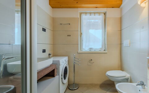 Rugia: Flooring, Interieur Ontwerp, Verdieping, Loodgieterswerkinrichting, Muur, Hout, Badkamer, Plafond, Wastafel, Kamer