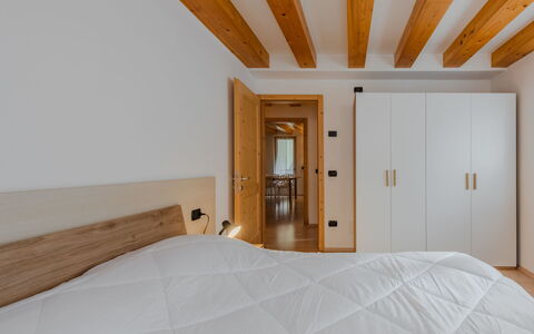 Rugia: Interieur Ontwerp, Hout, Flooring, Plafond, Verdieping, Meubilair, Slaapkamer, Kamer, Bed, Verlichting