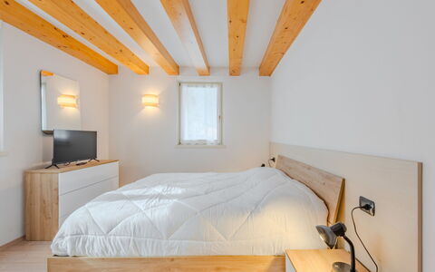 Rugia: Interieur Ontwerp, Muur, Flooring, Slaapkamer, Hout, Bed, Verdieping, Meubilair, Plafond, Houten Vloer