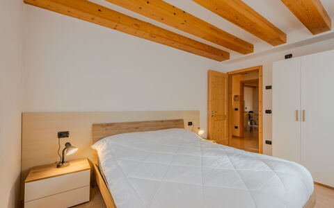 Rugia: Interieur Ontwerp, Hout, Slaapkamer, Flooring, Bed, Plafond, Meubilair, Verdieping, Kamer, Houten Vloer