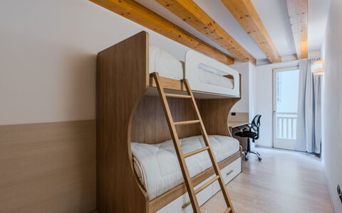 Rugia: Hout, Interieur Ontwerp, Flooring, Verdieping, Slaapkamer, Bed, Plafond, Houten Vloer, Meubilair, Appartement